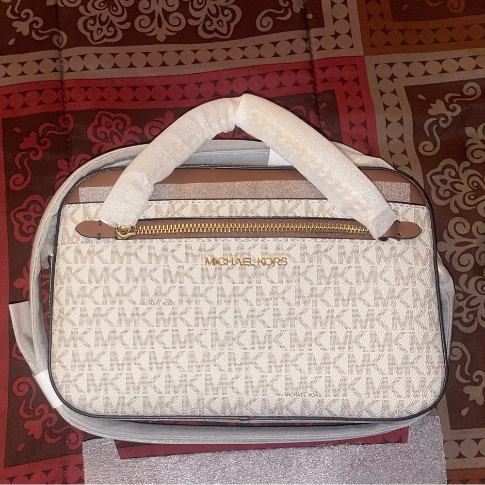 Michael Kors NWT Crossbody in perfect condition HOST PICK‼️🚨OFFERS WELCOME🚨 - Picture 3 of 5